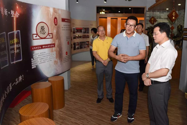 市委常委、宣傳部部長(zhǎng)林銳熙到榮業(yè)臘味文化館調(diào)研參觀